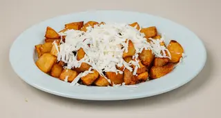 107. Пържени пресни картофи със сирене
