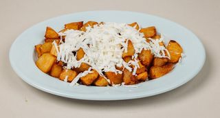 107. Пържени пресни картофи със сирене