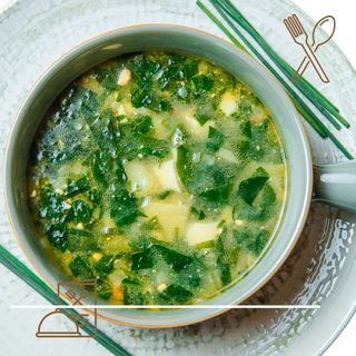 Sopa Borsch Verde Con Espinaca Y Huevo Duro