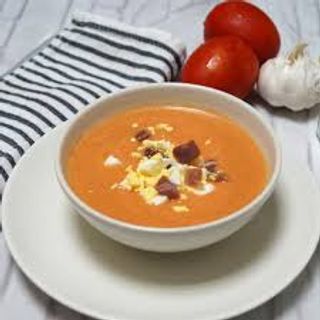 Salmorejo con huevo y jamón
