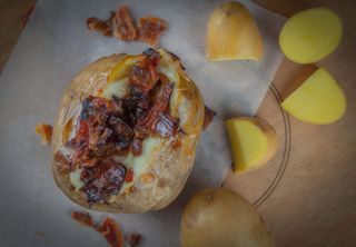Patata Asada Con Queso Y Bacón