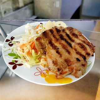 Пилешка пържола две гарнитури  питка и айрян