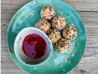 Сирні кульки фрі з соусом із журавлини (120г)