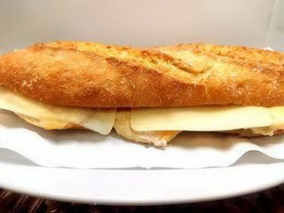 Bocadillo De Pollo Con Queso