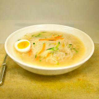 Ramen in brodo con verdure