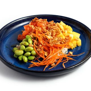 129.Poke De Salmón Con Mango Y Judias