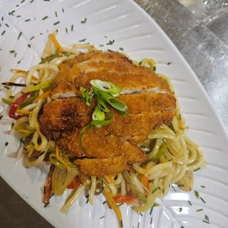 Wok udon noodles pollo curry verde