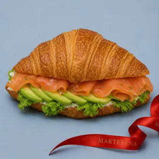 Croissant salato salmone, avocado e lattuga