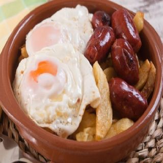 Tapa De Huevos Rotos Con Longanizas, Morcilla Y Patatas