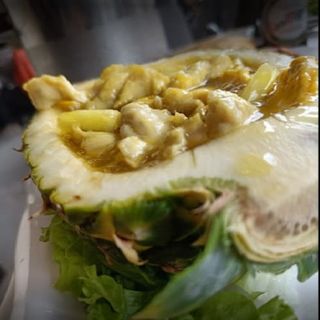 99. Pollo Con Piña