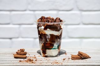 Цедено мляко с течен шоколад , бисквити и топинг (320г)