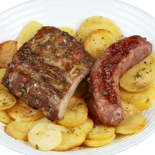 Costilla Asada Con Chorizo Criollo y Patatas