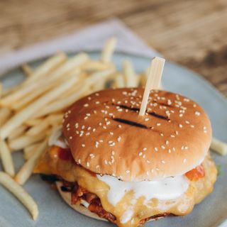 Бургер з рваною свининою + картопля фрі