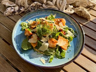 Salată cu creveți și ciuperci, dovleac, bacon și sos de parmezan