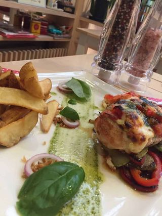 Pileći steak na caprese način