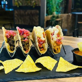 > TACOS DE MIX DE POLLO CON PIMIENTOS ROJO Y VERDE (4 UDS)