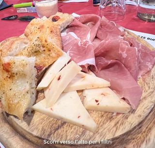 Tagliere di affettati con sott'oli fatti in casa e focaccia