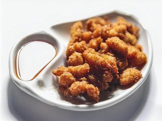 Pollo frito crujiente al estilo japonés