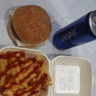 Menu. Hamburguesa con queso y ketchup, patatas con ketchup y una bebida