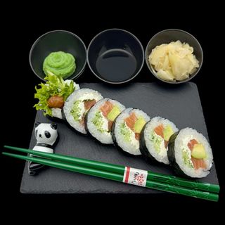 Futomaki z łososiem - 6 szt