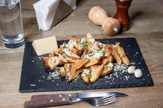 Cartofi prăjiți cu parmezan, pătrunjel și usturoi