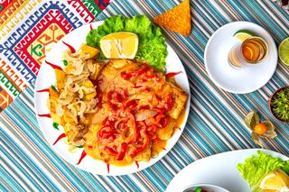 Șalău copt în sos de legume cu cartofi 'Ca acasă'