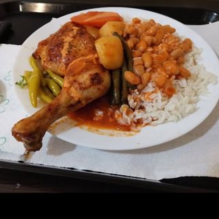 Cosce di pollo , riso e fagioli 