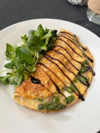 Omlet z 3 jaj ze szparagami i kiełbasą chorizo