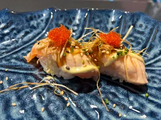53. Nigiri de salmón flameado (2 pzs.)