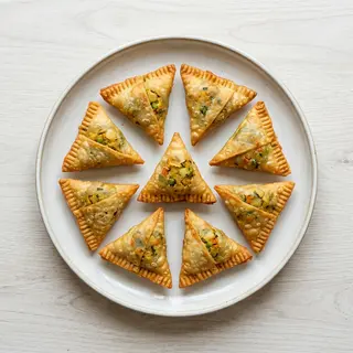 Vegetable Samosas (8 Pieces)