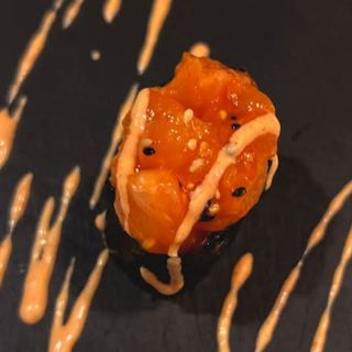 Gunkan Salmón Picante (1 ud.)