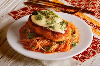 Bife de Porco à Parmegiana com esparguete (serve 2 Pessoas)