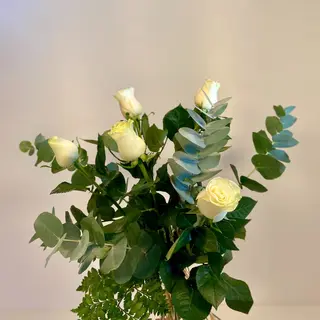 Cinco Rosas Blancas