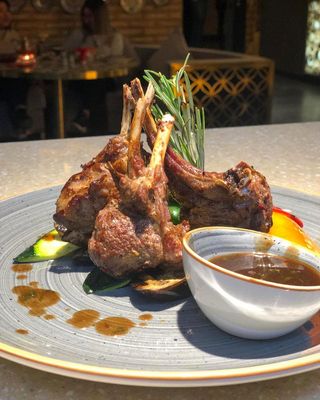 Каре ягненка с овощами гриль 