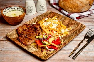 Ceafă de porc cu cartofi prăjiți și brânză