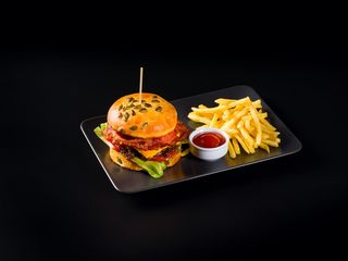 All american  burger si cartofi prajiti , sos maioneza