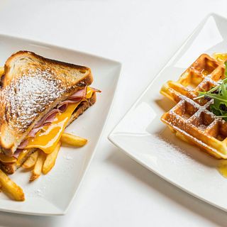 Croque Monsieur + Frites + Salade + Gauffre Au Sucre