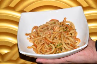 211. Udon con gamberi e verdure miste