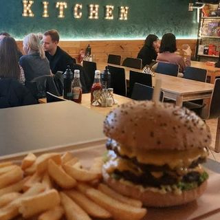 Zestaw Podwójny cheeseburger (2x170 g. mięsa) z frytkami 150g.