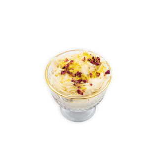 Mus chałwowy z pistacjami z płatkami róży i malinami