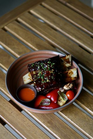 Томленые говяжьи ребра с овощами