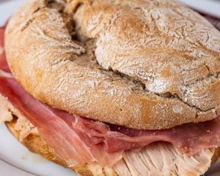 Sandes de pernil com Presunto