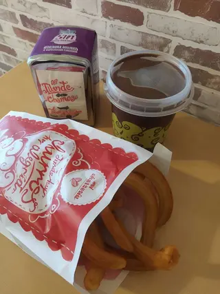 18 churros + chocolate (1 lt.)