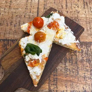 Pizza Burrata DOP, tomates confitados y albahaca fresca  (porción)