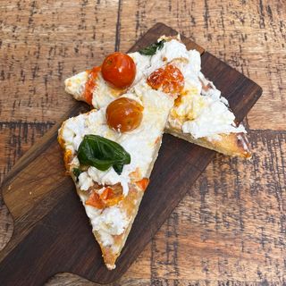 Pizza Burrata DOP, tomates confitados y albahaca fresca  (porción)
