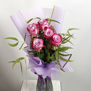 ხუთი იისფერი ვარდი 2050