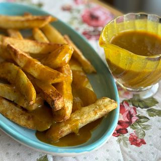 Cheesy Chips & Curry Sauce 