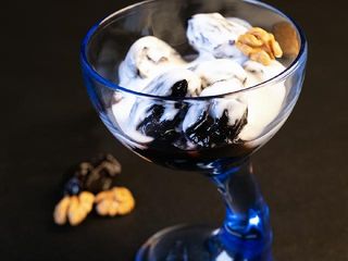 Чорнослив з волоським горіхом і сметанним кремом (200г)