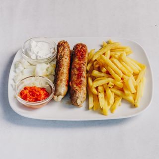 Leskovački punjeni ćevap u maramici sa pommesom