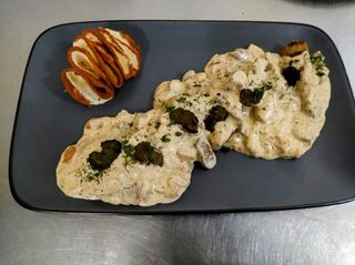 Muşchiuleţ de vită cu sos de hribi şi trufe